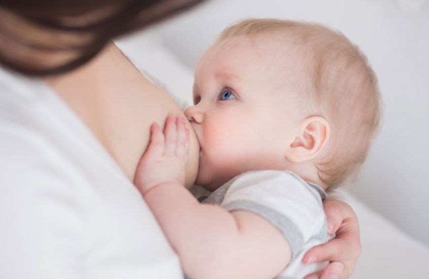 Mẹ cho con bú vitamin D3 nên cân nhắc tiếp tục bổ sung vitamin D3 trực tiếp