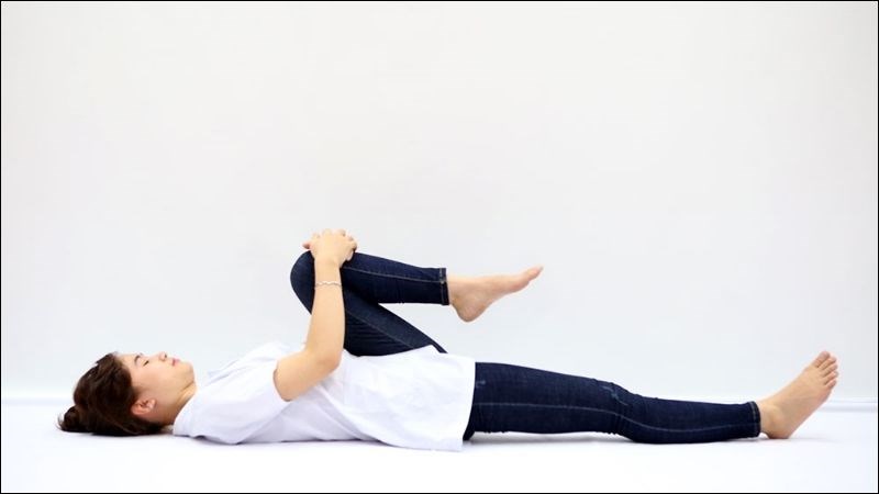 Kéo căng đầu gối đến ngực giúp tăng khả năng dẻo dai