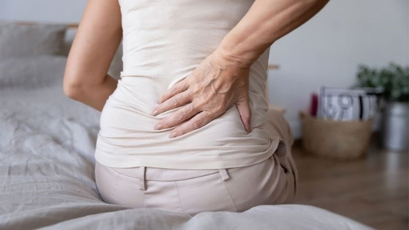 Thoát vị đĩa đệm thường gây ra đau lưng, đặc biệt là ở vùng dưới lưng