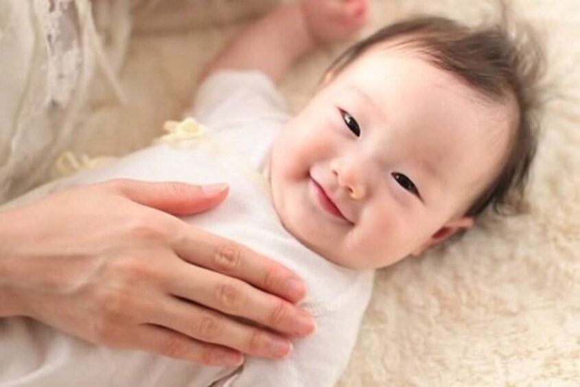 Trẻ 18 tháng biết cách cười đáp lại người thân