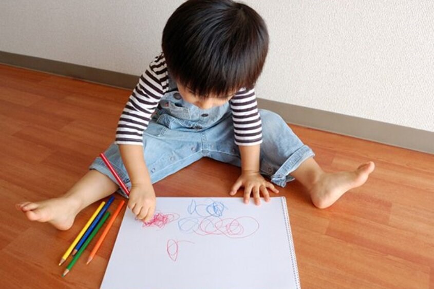 Trẻ 18 tháng biết vẽ nguệch ngoạc bằng viết chì