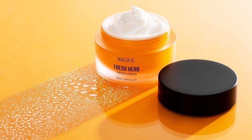 Kem dưỡng sáng và làm dịu da chiết xuất Hoa Cúc Nacific Fresh Herb Origin 50 ml