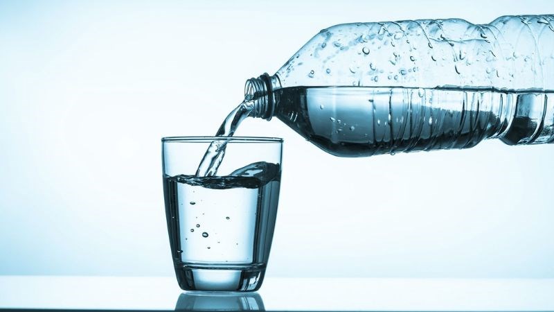 Nên uống đủ nước mỗi ngày để giảm cảm giác đói, hạn chế tiêu thụ thức ăn