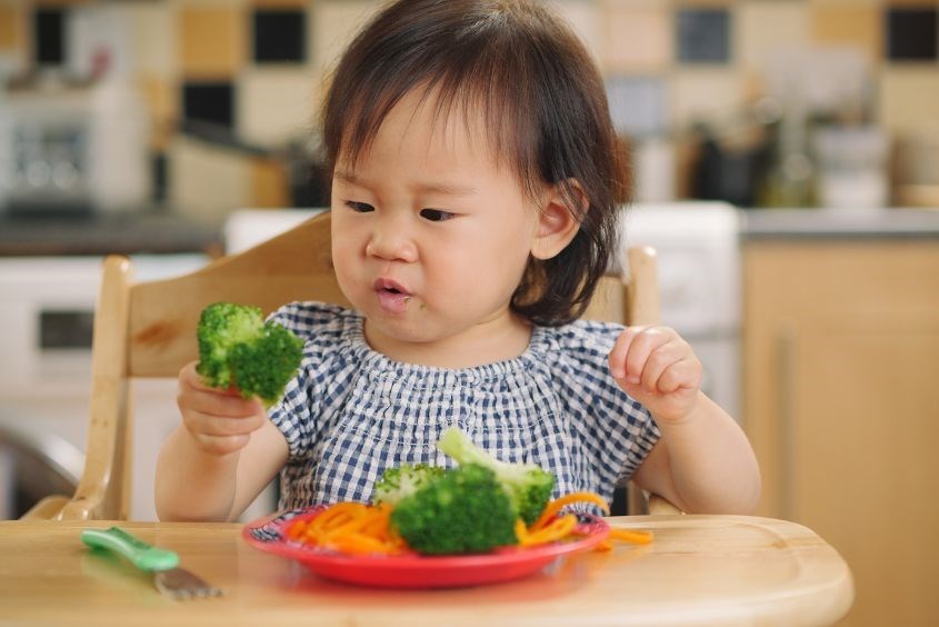 Trẻ 9 tháng đã có thể tập tự cầm nắm một số loại thức ăn