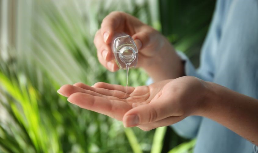 Chất gel trong suốt, khô nhanh, không gây bết dính