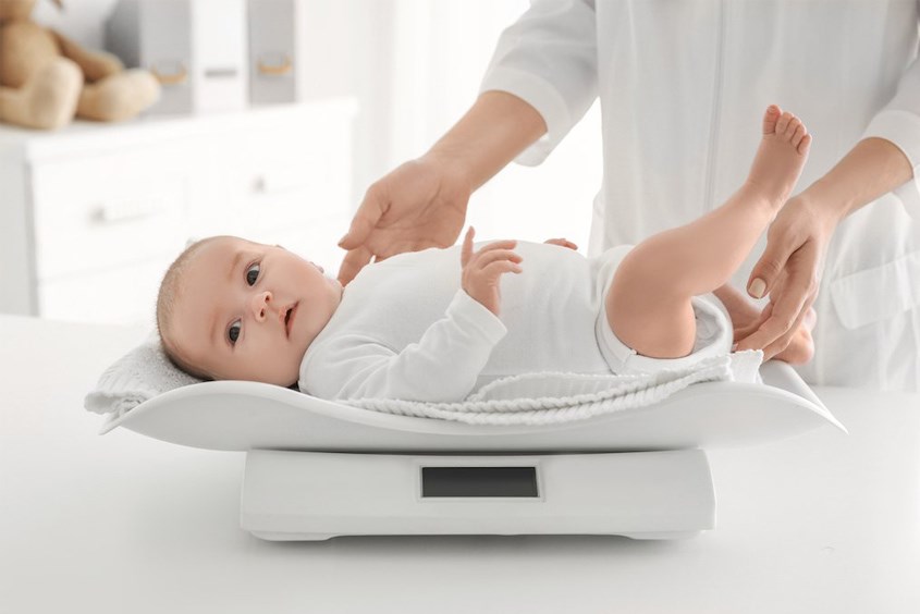 Sự phát triển của trẻ 4 tháng tuổi và những điều mẹ cần biết