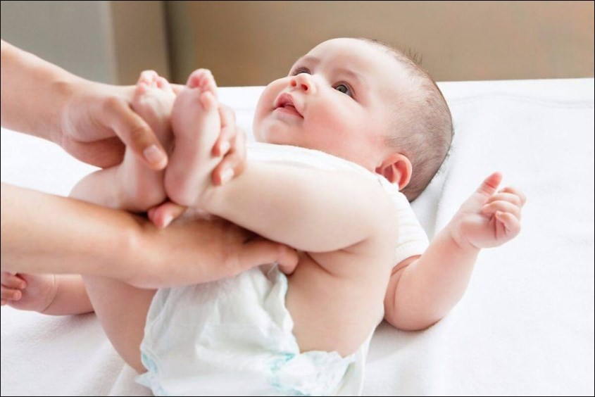 Thay tả thường xuyên để ngừa hăm tả cho bé