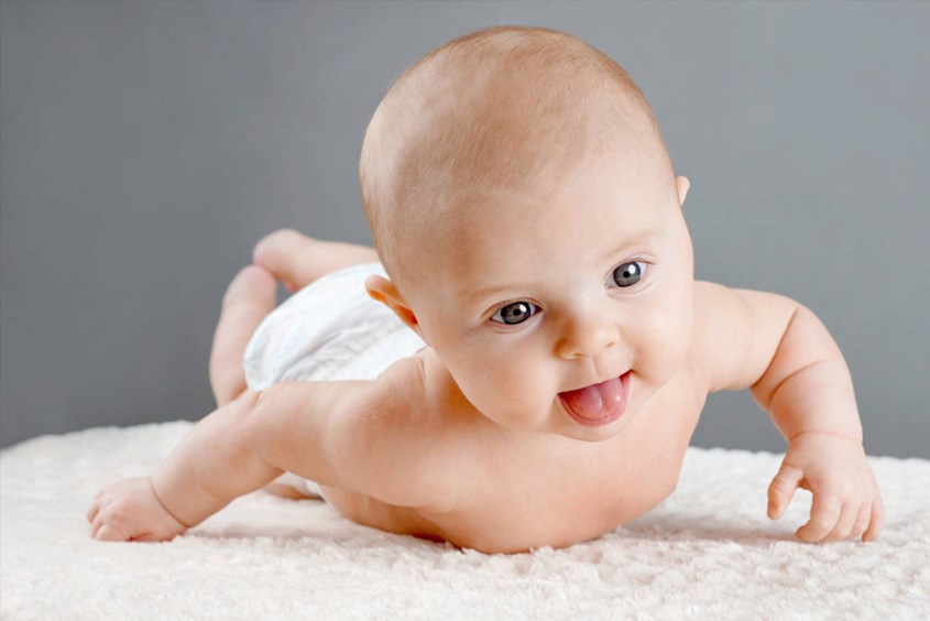 Sự phát triển của trẻ 4 tháng tuổi và những điều mẹ cần biết