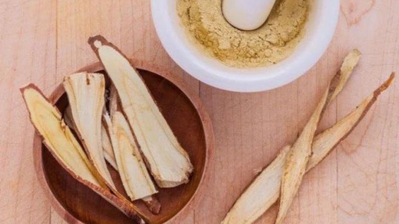 Không nên kết hợp nhân trần với cam thảo do có thể làm giảm hiệu quả điều trị mong muốn.