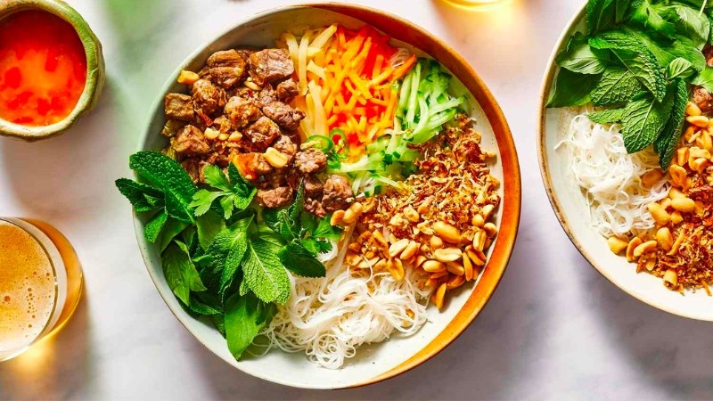 Bạn chỉ nên ăn bún thịt nướng 2 lần/tuần để tránh gây tăng cân