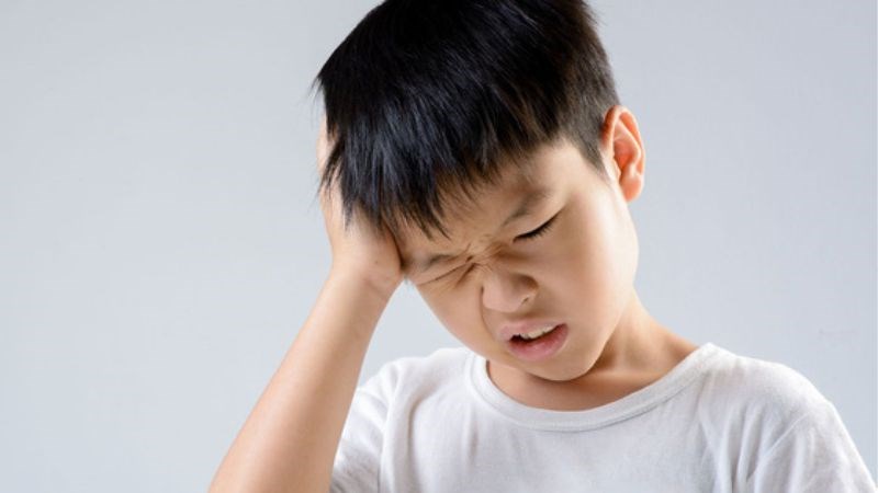 Đau đầu dữ dội là một trong những dấu hiệu của não úng thủy 