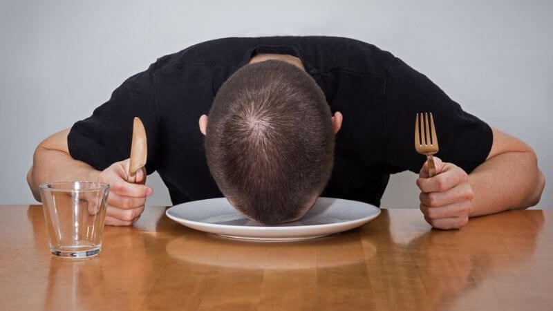 Ngủ ngay sau khi ăn là thói quen không tốt cho cả tiêu hóa và cân nặng của bạn