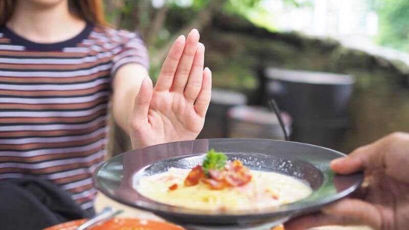 Bỏ bữa ăn làm tăng cảm giác thèm ăn và khiến bạn dễ gặp các vấn đề tiêu hóa