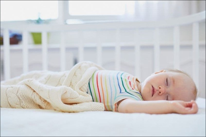 Trẻ 8 tháng ngủ một cữ dài và 2-3 cữ ngắn trẻ 8 tháng biết làm gì