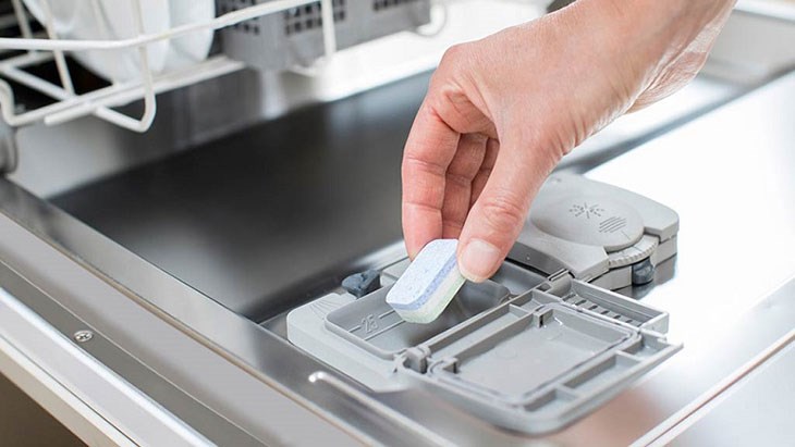 Cho chất tẩy rửa vừa đủ và phù hợp vào máy rửa chén