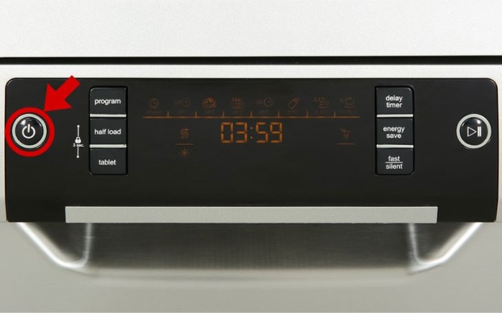 Nhấn nút nguồn để khởi động máy rửa chén