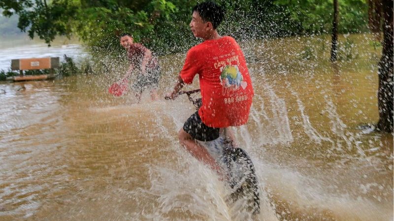 Không nên chơi đùa, tắm trong mùa nước lũ Không nên chơi đùa, tắm trong mùa nước lũ
