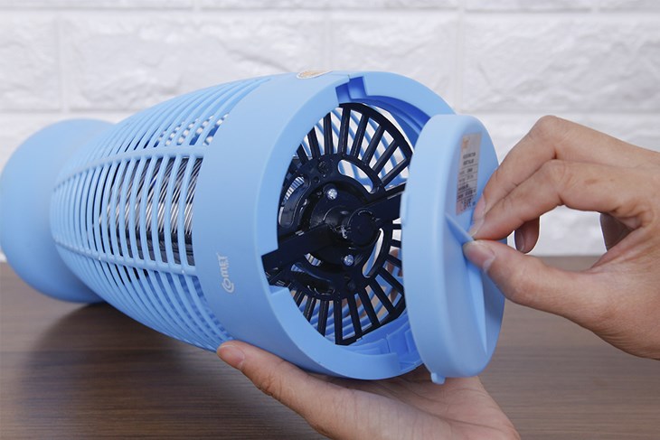 Khay hứng xác muỗi được lắp âm bên dưới đáy đèn giúp tháo rời và dọn dẹp xác muỗi nhanh chóng
