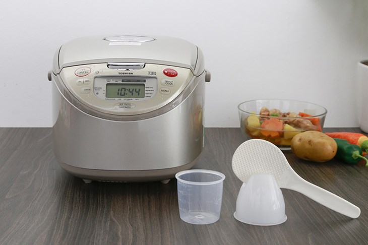 Nồi cơm điện cao tần Toshiba 1.8 lít RC-18RH(CG)VN có giá 5.585.000 VNĐ (Giá thành được cập nhật tại tháng 9/2023, có thể thay đổi theo thời gian)