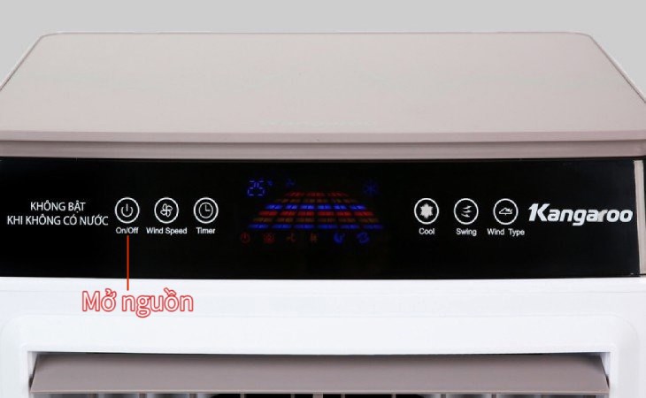 Nhấn nút nguồn để khởi động quạt