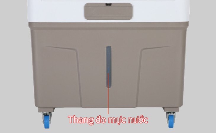 Đổ đủ lượng nước trước khi sử dụng quạt