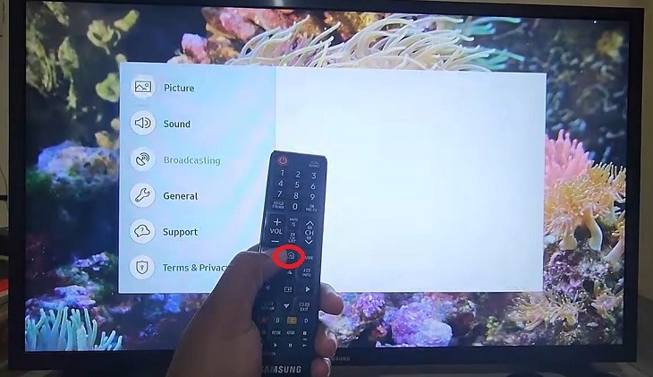 Nhấn nút Home trên remote tivi Samsung