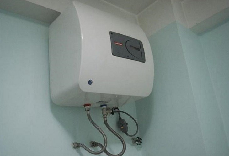 Kiểm tra toàn diện thân máy nước nóng để xác định dấu hiệu nứt vỡ hoặc chập cháy