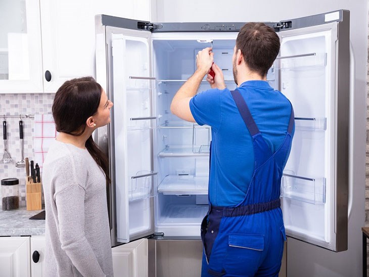 Bạn nên liên hệ ngay đến trung tâm bảo hành, sửa chữa nếu tủ lạnh bị hư motor ben đá, bo mạch