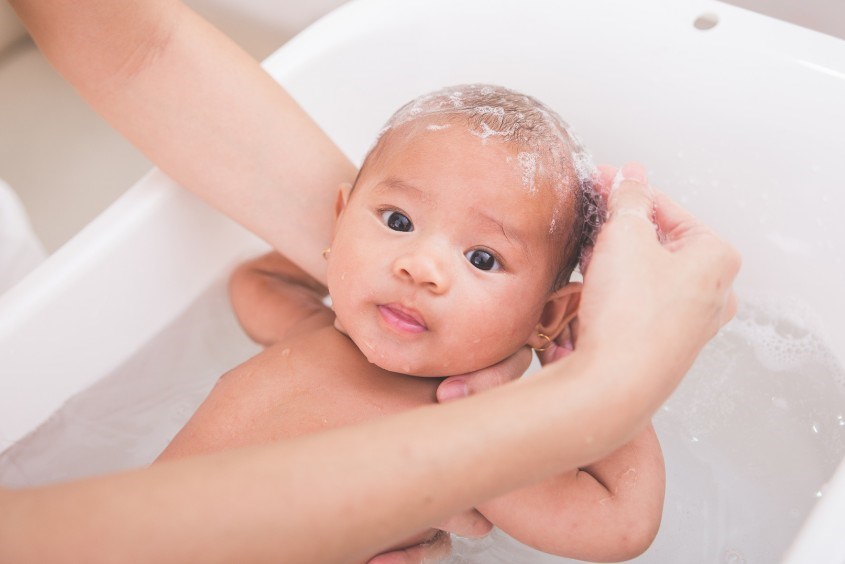 Nhiệt độ phòng cho trẻ sơ sinh khi tắm