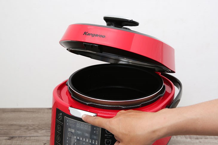 Hạn chế mở nắp nồi áp suất điện Kangaroo KG5P3 5 lít kiểm tra thức ăn khi nồi đang hoạt động