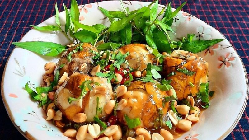 Trứng vịt lộn xào me - món ăn quen thuộc với người dân Việt Nam.