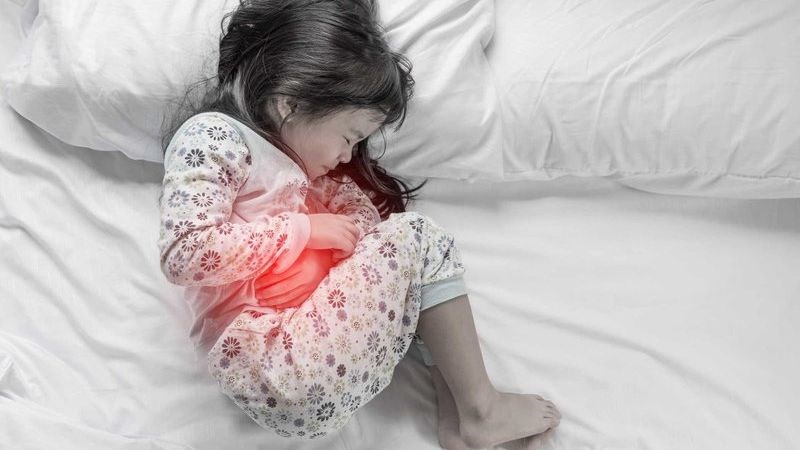 Trẻ dưới 5 tuổi ăn trứng vịt lộn có thể gặp phải các vấn đề về tiêu hoá.