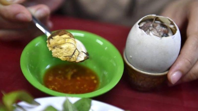 Tuy có giá trị dinh dưỡng cao nhưng không nên ăn trứng vịt lộn thường xuyên.