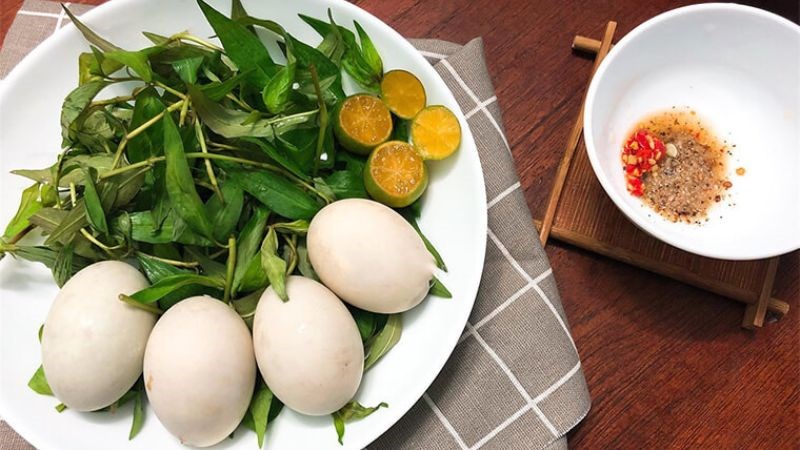 Ăn nhiều trứng vịt lộn có thể gây những ảnh hưởng tiêu cực tới sức khoẻ.