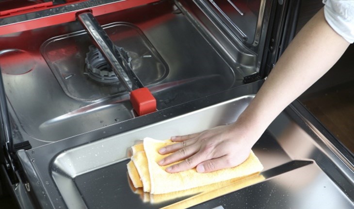 Cần thường sinh vệ sinh máy rửa chén 