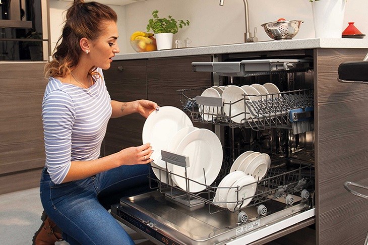 Lấy chén ra khỏi máy sau khi kết thúc chương trình rửa
