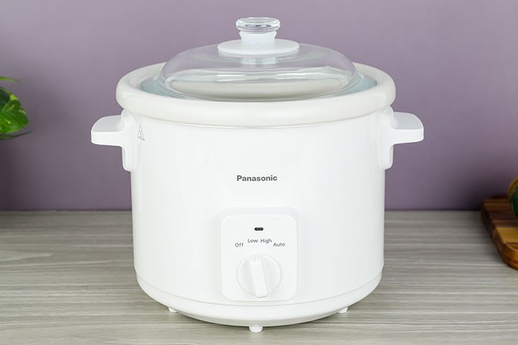 Nồi nấu chậm Panasonic 3 lít NF-N31AWRA trang bị phương pháp gia nhiệt quanh lòng nồi, kết hợp mức công suất 255W giúp nấu chín thực phẩm từ từ