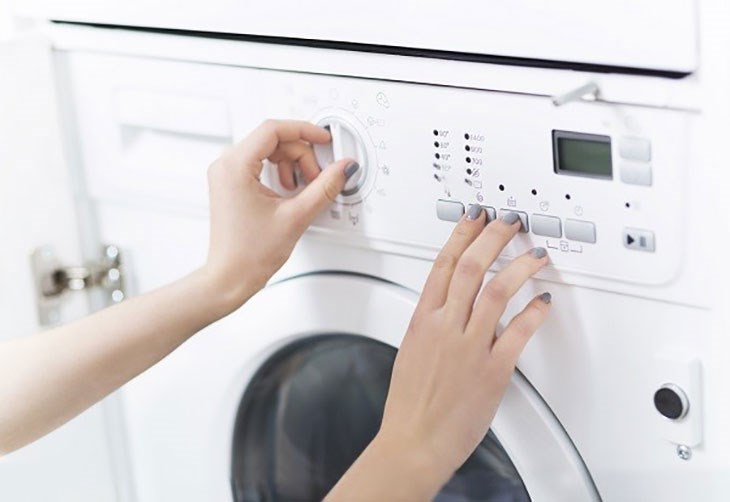 Bạn có thể sử dụng chế độ Spin sau khi giặt sạch quần áo bằng tay hoặc máy tự động chuyển sang chế độ vắt sau khi giặt