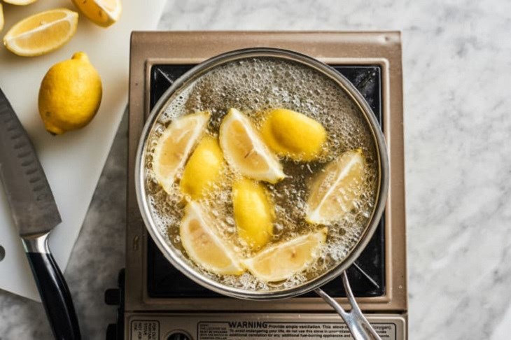 Dùng chanh để làm sạch các vết bẩn hoặc bị ra ten trên nồi nhôm