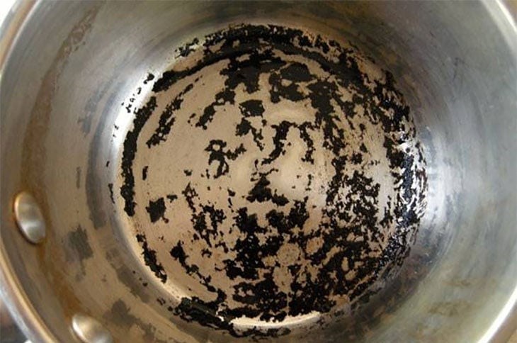 Nguyên nhân chính của nồi nhôm ra ten có thể do phản ứng hóa học với các chất trong quá trình nấu ăn