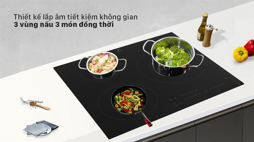 Bếp từ 3 vùng nấu lắp âm Electrolux LIT60342 tích hợp 3 vùng nấu riêng biệt giúp nấu nhiều món cùng lúc, tiết kiệm thời gian