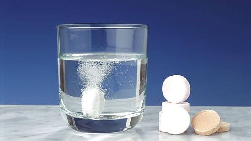 Paracetamol dạng viên sủi bọt cần hoà tan hoàn toàn trong nước trước khi uống.