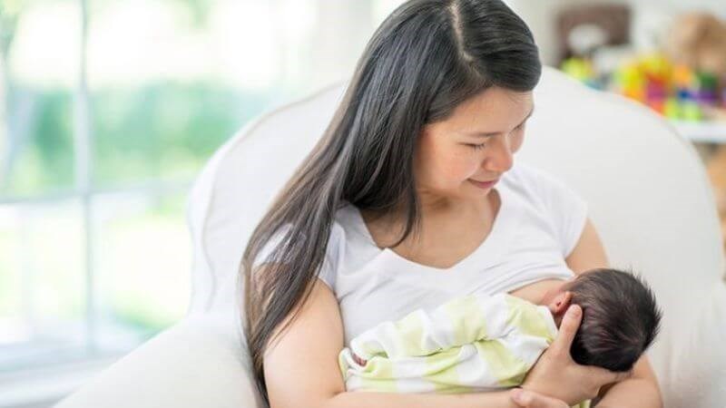 Phụ nữ mang thai và cho con bú cần thận trọng khi sử dụng Paracetamol.