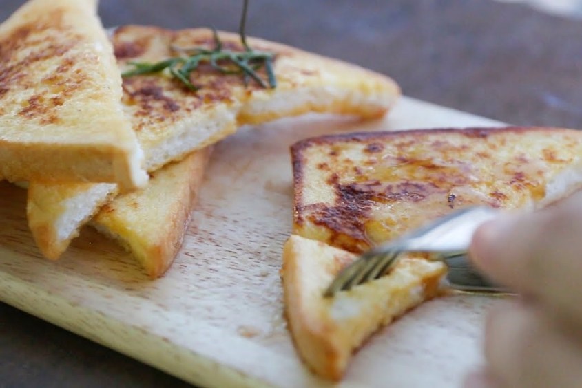 Bánh mì sandwich cho bé chiên trứng sữa