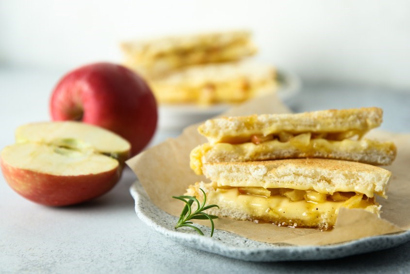 Bánh mì sandwich cho bé với táo và cà rốt