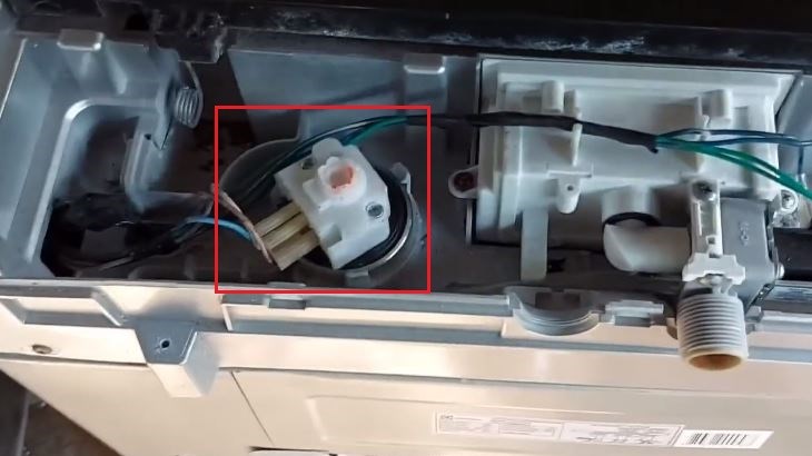 Thay mới phao áp lực nước nếu cần thiết để khắc phục mã lỗi E2 trên máy giặt Electrolux