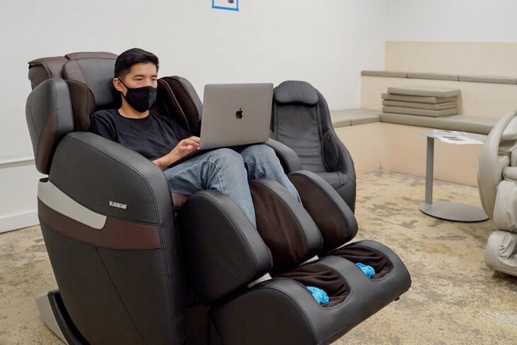 Ghế massage xung điện phù hợp với nhóm người ít vận động như nhân viên văn phòng