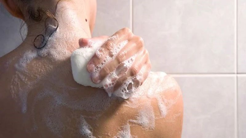 Dùng dung dịch vệ sinh có độ pH phù hợp.