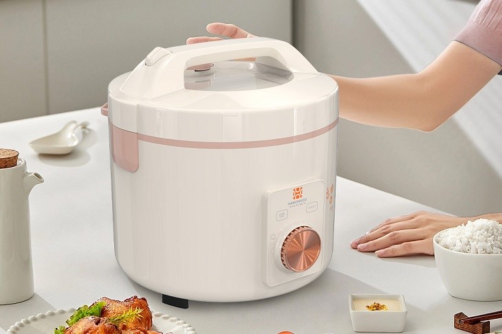 Nồi cơm nắp gài Hawonkoo 1.5 lít RCH-154-CE sở hữu màu trắng trẻ trung, phù hợp nhiều không gian bếp