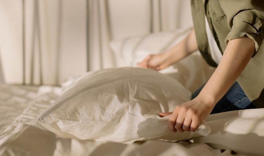 Gối lông vũ nhân tạo có thể được giặt theo hai cách: